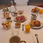 Bed and breakfast Chateau De Savignac-Mona